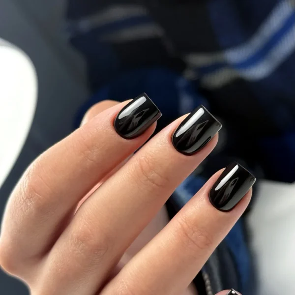 Gellack in Schwarz auf kurzen Nägeln – Nagelstudio Carat Style Berlin
