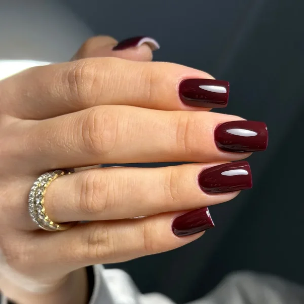 Gel-Maniküre in Bordeaux – Nagelstudio Carat Style Berlin-Charlottenburg