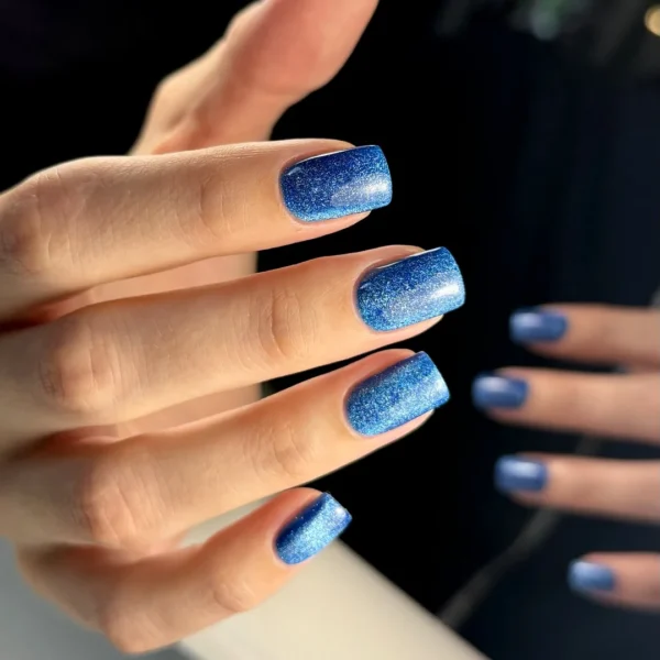 Maniküre Blau mit Glitzer – Nagelstudio Carat Style Berlin-Charlottenburg