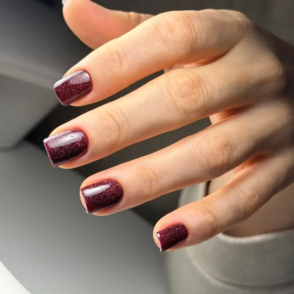Maniküre Bordeaux mit Glitzer – Nagelstudio Carat Style Berlin