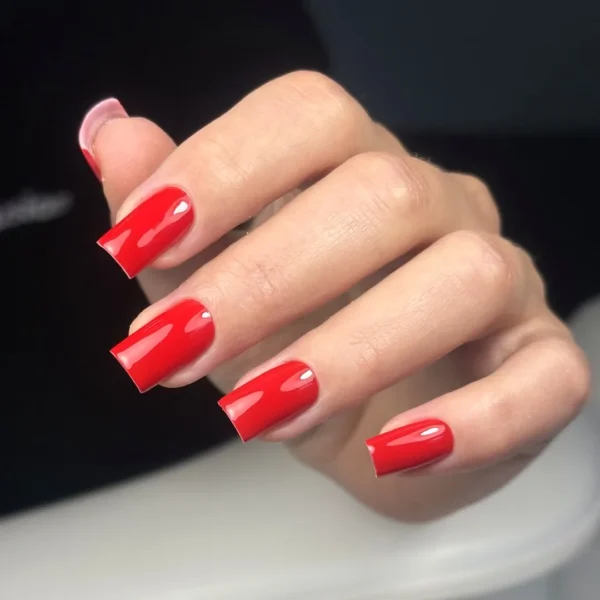 Maniküre mit rotem Gellack – Nagelstudio Carat Style Berlin-Charlottenburg
