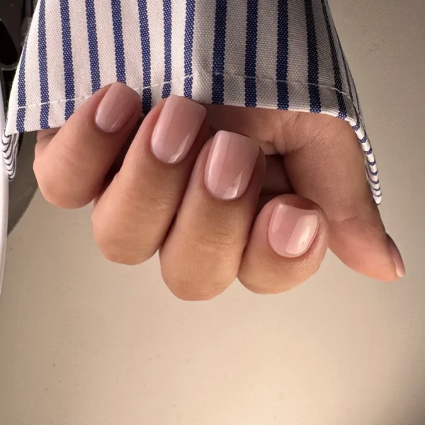 Natürliche Nude-Maniküre – Nagelstudio Carat Style Berlin